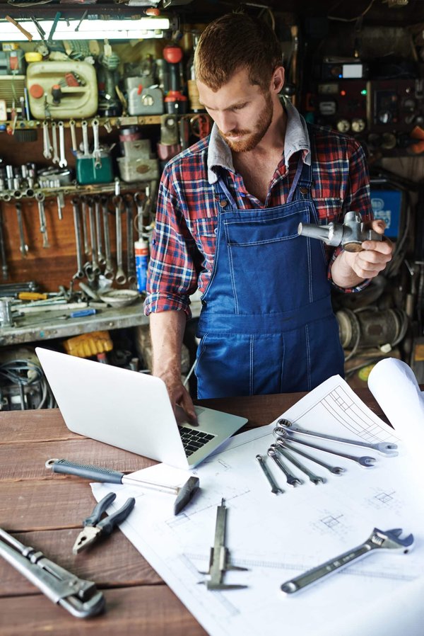Quelles sont les étapes pour fabriquer son propre fromage frais à l'ail et aux fines herbes ?