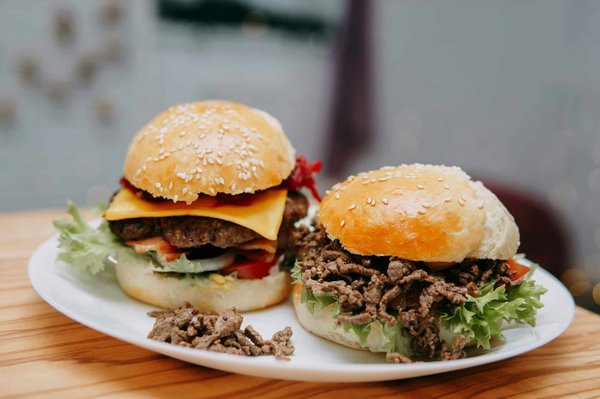 Comment élaborer un menu de burgers végétariens savoureux pour un steakhouse traditionnel?